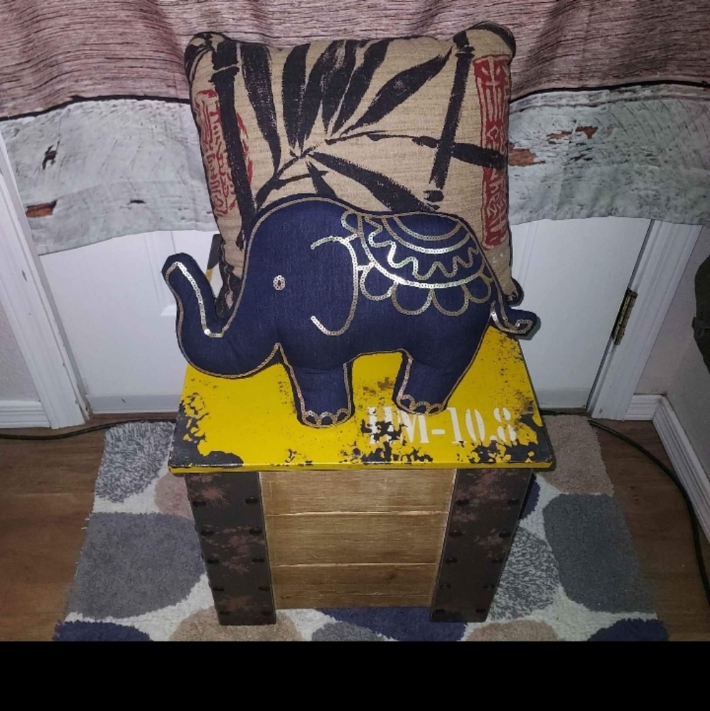Decorative pillows lot of two